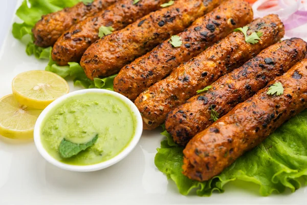 Seekh Kabab Made Minced Chicken Mutton Keema Served Green Chutney — Stock Photo, Image