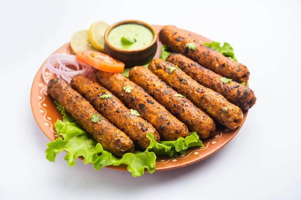 Kabab Seekh Wykonane Mielonego Kurczaka Lub Mutton Keema Serwowane Zielonym — Zdjęcie stockowe