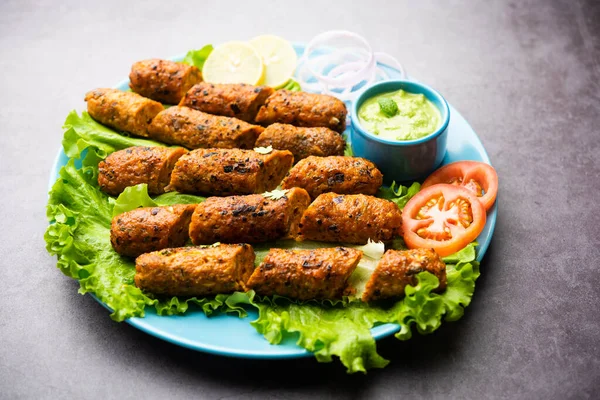 Kabab Seekh Wykonane Mielonego Kurczaka Lub Mutton Keema Serwowane Zielonym — Zdjęcie stockowe