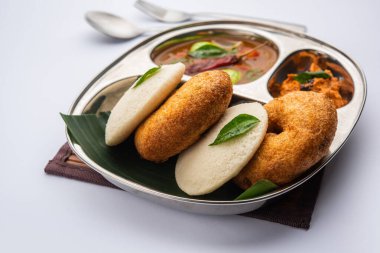 Sambar Prsambhar 'lı idli Vada Medu wada pirinç keki de denir.