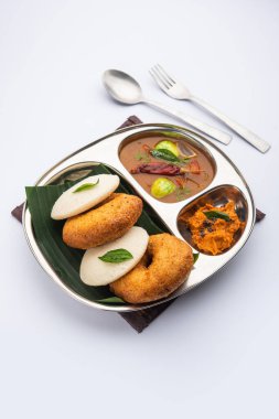Sambar Prsambhar 'lı idli Vada Medu wada pirinç keki de denir.