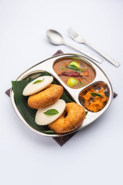 Sambar Prsambhar 'lı idli Vada Medu wada pirinç keki de denir.