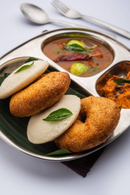 Sambar Prsambhar 'lı idli Vada Medu wada pirinç keki de denir.