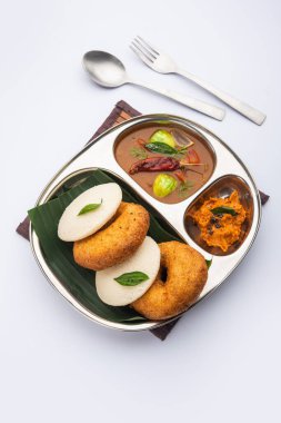 Sambar Prsambhar 'lı idli Vada Medu wada pirinç keki de denir.
