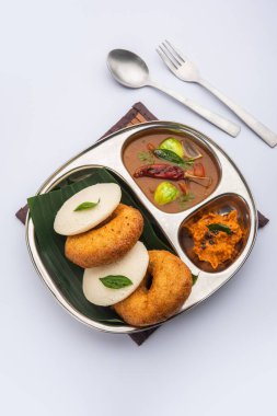 Sambar Prsambhar 'lı idli Vada Medu wada pirinç keki de denir.