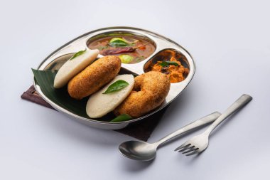 Sambar Prsambhar 'lı idli Vada Medu wada pirinç keki de denir.