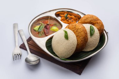 Sambar Prsambhar 'lı idli Vada Medu wada pirinç keki de denir.