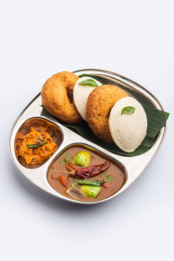 Sambar Prsambhar 'lı idli Vada Medu wada pirinç keki de denir.