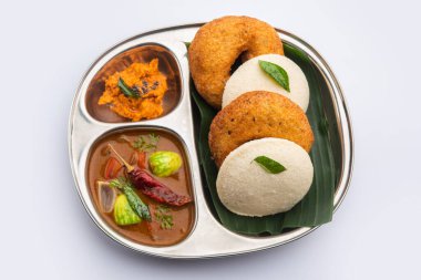 Sambar Prsambhar 'lı idli Vada Medu wada pirinç keki de denir.