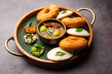 Sambar Prsambhar 'lı idli Vada Medu wada pirinç keki de denir.