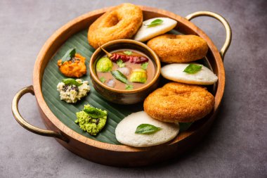 Sambar Prsambhar 'lı idli Vada Medu wada pirinç keki de denir.