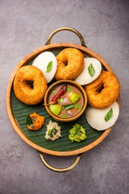 Sambar Prsambhar 'lı idli Vada Medu wada pirinç keki de denir.
