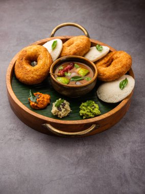 Sambar Prsambhar 'lı idli Vada Medu wada pirinç keki de denir.