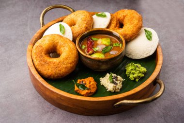 Sambar Prsambhar 'lı idli Vada Medu wada pirinç keki de denir.