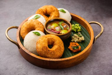 Sambar Prsambhar 'lı idli Vada Medu wada pirinç keki de denir.