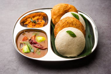 Sambar Prsambhar 'lı idli Vada Medu wada pirinç keki de denir.