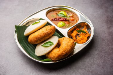 Sambar Prsambhar 'lı idli Vada Medu wada pirinç keki de denir.