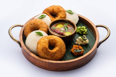 Sambar Prsambhar 'lı idli Vada Medu wada pirinç keki de denir.