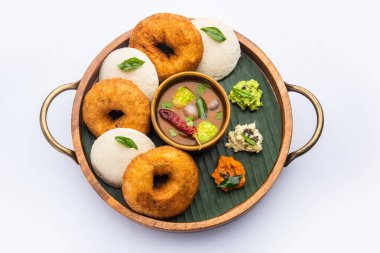 Sambar Prsambhar 'lı idli Vada Medu wada pirinç keki de denir.