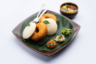 Sambar Prsambhar 'lı idli Vada Medu wada pirinç keki de denir.