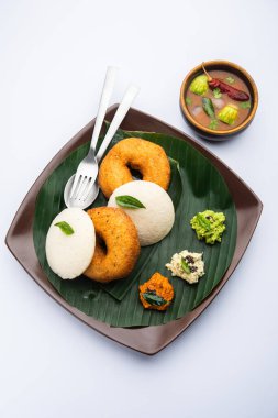 Sambar Prsambhar 'lı idli Vada Medu wada pirinç keki de denir.