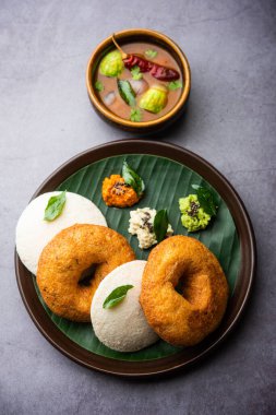 Sambar Prsambhar 'lı idli Vada Medu wada pirinç keki de denir.