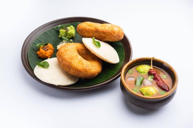 Sambar Prsambhar 'lı idli Vada Medu wada pirinç keki de denir.