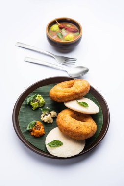 Sambar Prsambhar 'lı idli Vada Medu wada pirinç keki de denir.