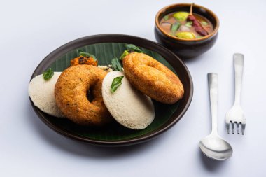 Sambar Prsambhar 'lı idli Vada Medu wada pirinç keki de denir.