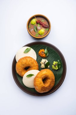 Sambar Prsambhar 'lı idli Vada Medu wada pirinç keki de denir.