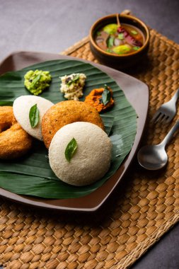 Sambar Prsambhar 'lı idli Vada Medu wada pirinç keki de denir.