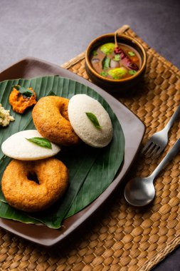 Sambar Prsambhar 'lı idli Vada Medu wada pirinç keki de denir.