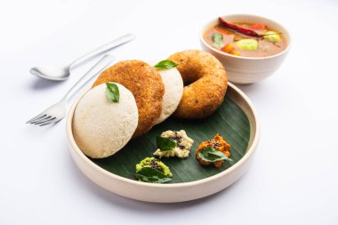 Sambar Prsambhar 'lı idli Vada Medu wada pirinç keki de denir.