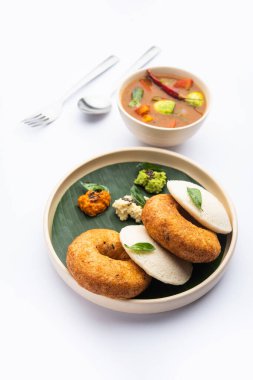 Sambar Prsambhar 'lı idli Vada Medu wada pirinç keki de denir.
