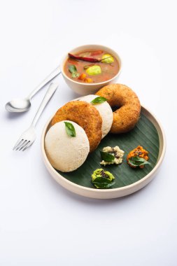 Sambar Prsambhar 'lı idli Vada Medu wada pirinç keki de denir.