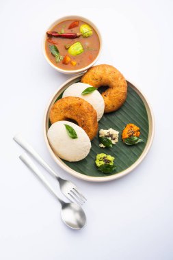 Sambar Prsambhar 'lı idli Vada Medu wada pirinç keki de denir.