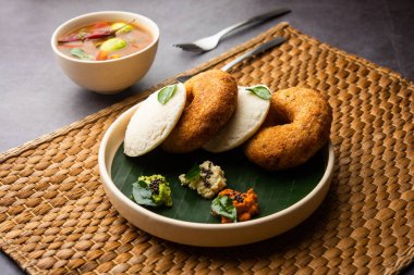 Sambar Prsambhar 'lı idli Vada Medu wada pirinç keki de denir.