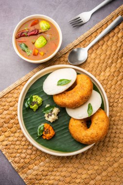 Sambar Prsambhar 'lı idli Vada Medu wada pirinç keki de denir.