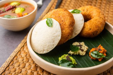 Sambar Prsambhar 'lı idli Vada Medu wada pirinç keki de denir.