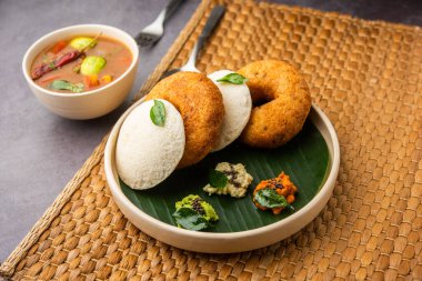 Sambar Prsambhar 'lı idli Vada Medu wada pirinç keki de denir.