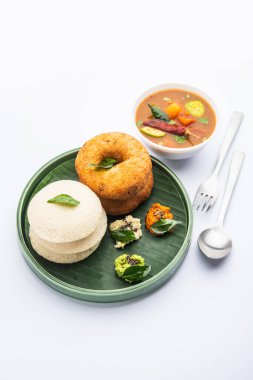 Sambar Prsambhar 'lı idli Vada Medu wada pirinç keki de denir.