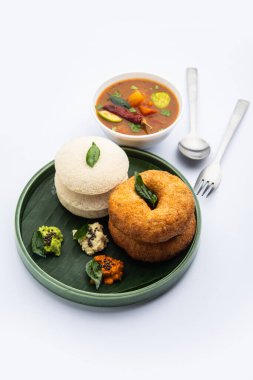 Sambar Prsambhar 'lı idli Vada Medu wada pirinç keki de denir.