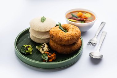 Sambar Prsambhar 'lı idli Vada Medu wada pirinç keki de denir.