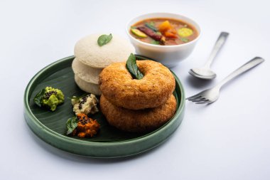 Sambar Prsambhar 'lı idli Vada Medu wada pirinç keki de denir.