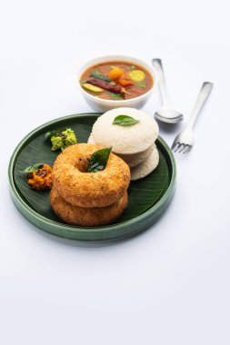 Sambar Prsambhar 'lı idli Vada Medu wada pirinç keki de denir.