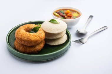 Sambar Prsambhar 'lı idli Vada Medu wada pirinç keki de denir.