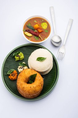 Sambar Prsambhar 'lı idli Vada Medu wada pirinç keki de denir.