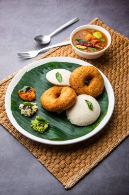 Sambar Prsambhar 'lı idli Vada Medu wada pirinç keki de denir.