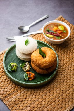 Sambar Prsambhar 'lı idli Vada Medu wada pirinç keki de denir.