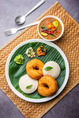 Sambar Prsambhar 'lı idli Vada Medu wada pirinç keki de denir.